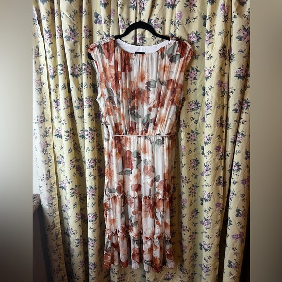 Beautiful Floral Dress - Picture 1 of 3